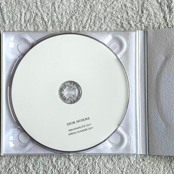 DIOR HOMME PRINTEMPS-ÉTÉ 2011 SPRING-SUMMER 2011 CD - Picture 1 of 2